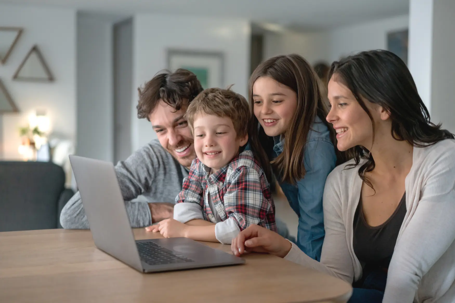 4 Estrategias parentales para influir positivamente en el uso tecnológico familiar